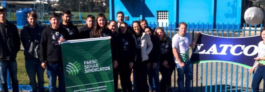 Alunos do Curso Técnico em Agronegócio de Canoinhas visitam empresa de laticínio em Major Vieira