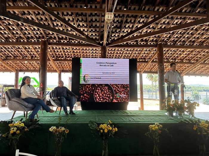 Fabrício Andrade, Raquel Miranda e Gil Barabach durante painel