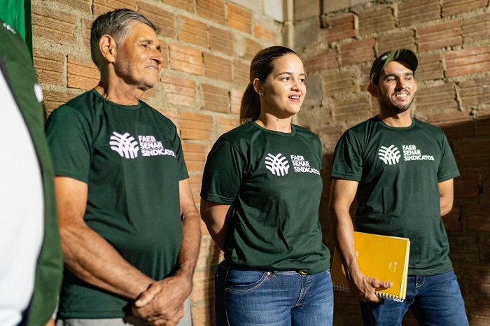 Álice Hellen Ramos e sua família explica como a ATeG tem ajudado a aumentar a produção de leite na propriedade