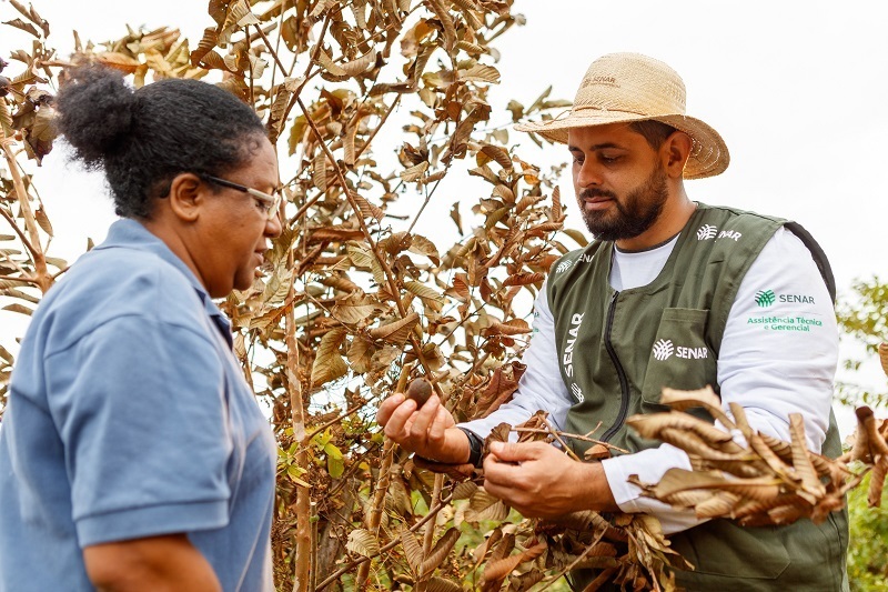 Marlucia com o técnico de campo, Erick Fernandes.