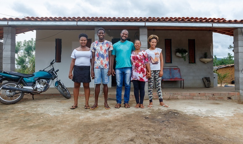 A família na nova casa.