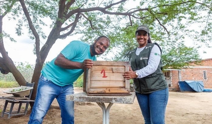 Otávio com a técnica de campo Laurícia Nascimento e a caixa número 1 onde tudo começou.