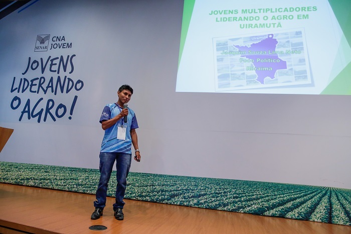 Jaoquim apresentando sua iniciativa na etapa nacional do CNA Jovem em Brasília