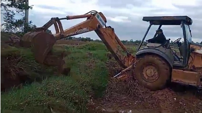 Trator ajuda na limpeza da propriedade