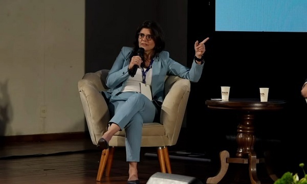 Elisangela durante debate no Centro-Oeste Export