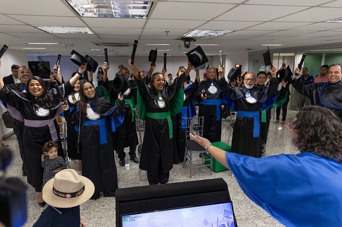 Formandos comemoram a graduação