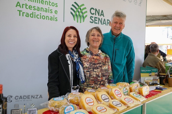 Fernanda com os produtores rurais dos queijos queijos Cornélia