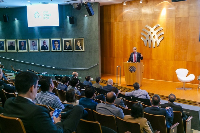 Renato Buranello apresentou material orientativo para o produtor rural