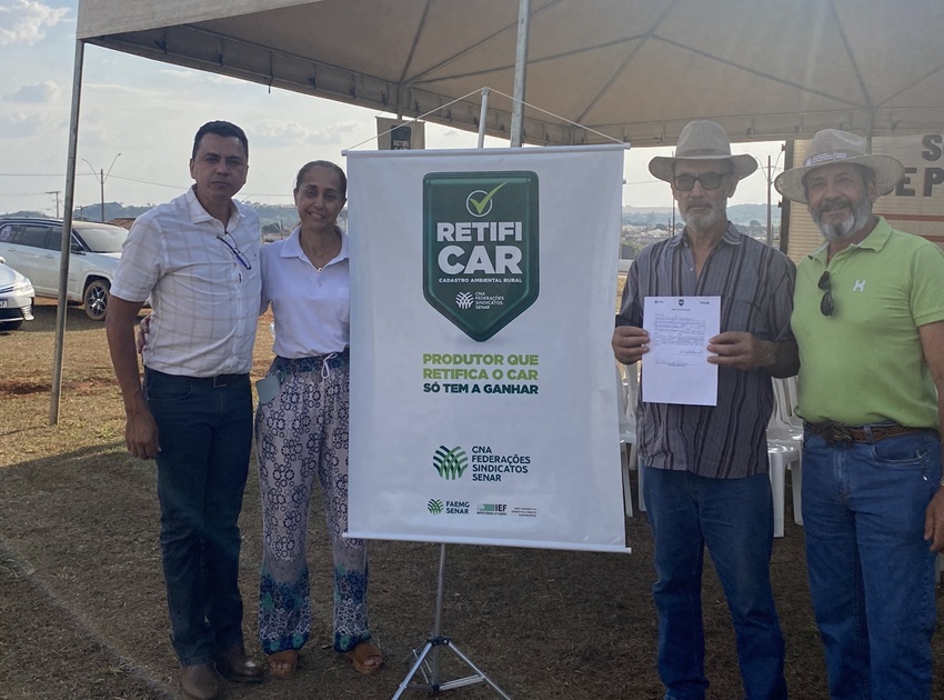 Produtor recebe documento de retificação do CAR.