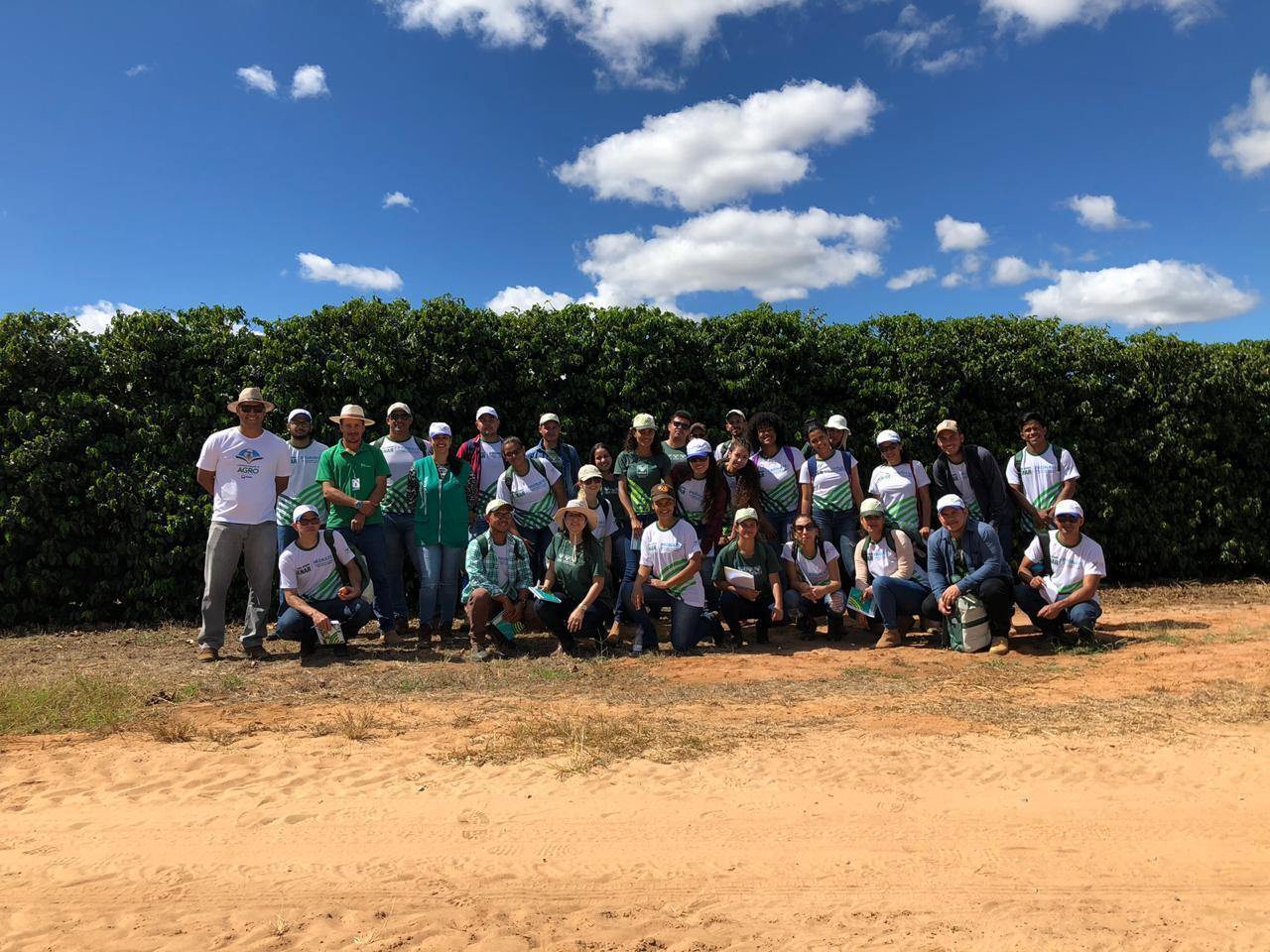 Turma do Curso TC3 A9cnico em Agroneg C3 B3cio conhecendo o cultivo do caf C3 A9 no oeste