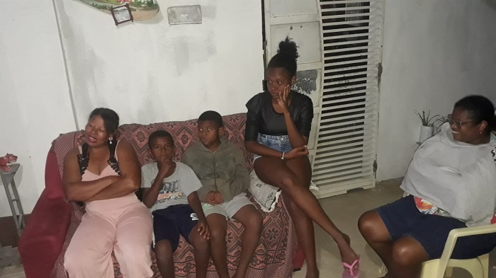 Dona Nice (à esquerda) com familiares durante a transmissão do programa.