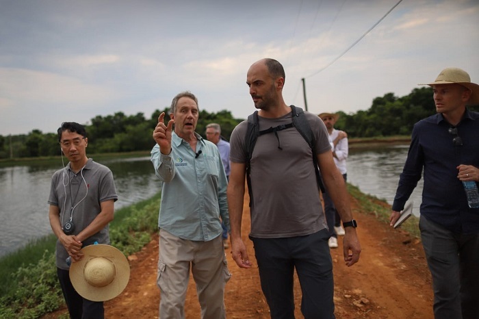 Comitiva conhece produção de peixes