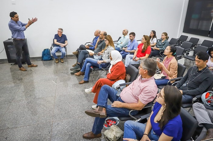 Comitiva em palestra de apresentação da empresa