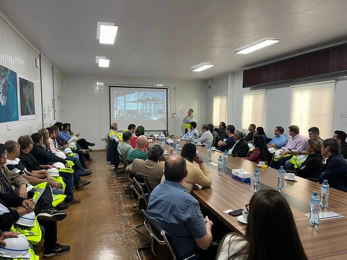 Comitiva conhece instalações do Porto de Chancay