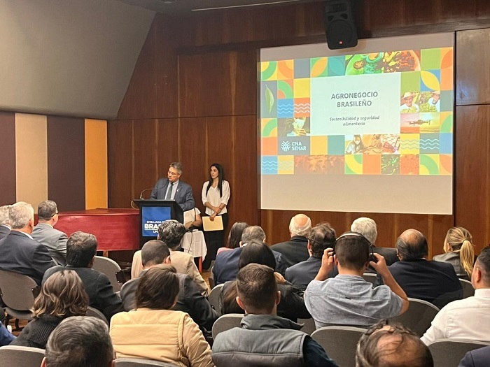 Gedeão Pereira em palestra na Embaixada do Brasil em Lima