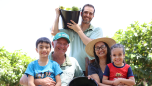 Família Chiquito se torna referência na produção de goiabas com apoio do Senar/MS