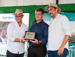 Diretor-geral do Senar é homenageado no Sealba Show