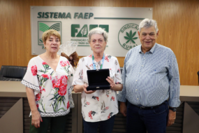 Telefonista da Faep completa 50 anos de casa, como a voz que acolhe produtores rurais