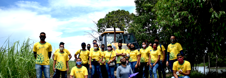 Alunos da Aprendizagem Rural participam de aula prática sobre máquinas agrícolas