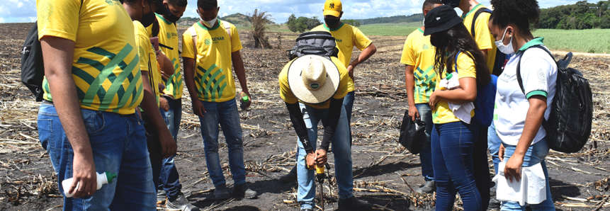 Alunos da Aprendizagem Rural participam de aula prática sobre o solo