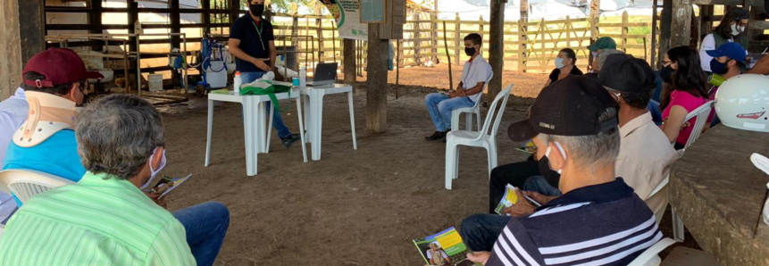 Produtores participam de Dia de Campo sobre manejo de ordenha e manejo de bezerras