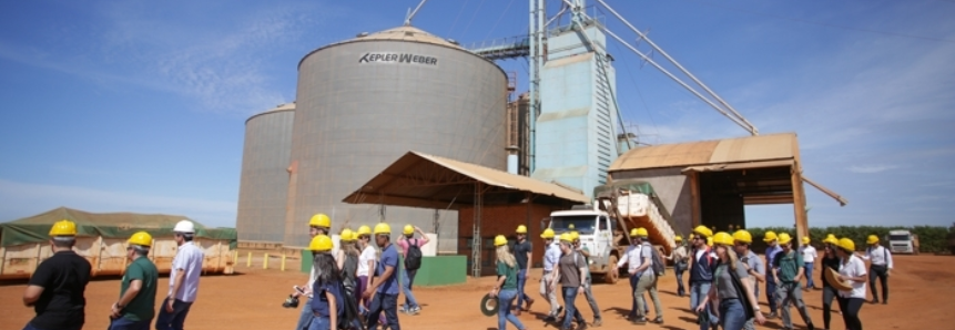 A convite da CNA, diplomatas visitam fazenda produtora de soja e hortaliças