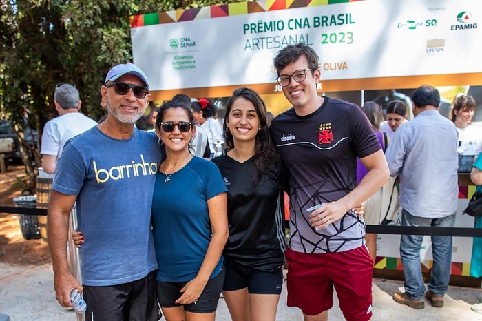 João Luiz e sua família na comemoração do aniversário da filha