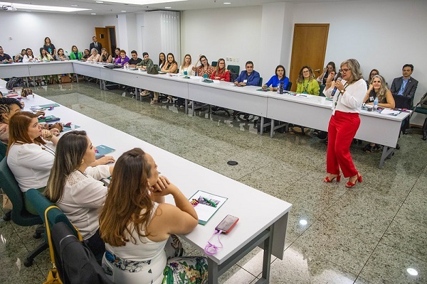 Magali explica como será realizada a formação