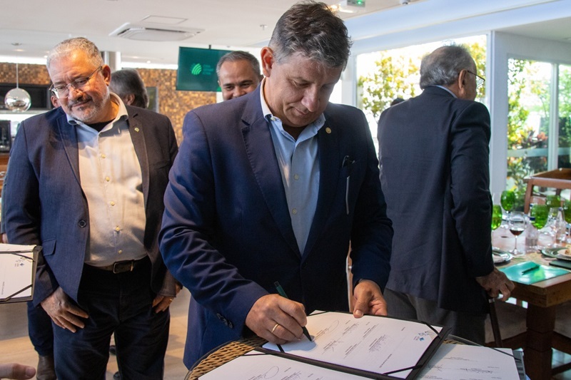 O diretor-geral do Senar, Daniel Carrara, também assinou o documento.