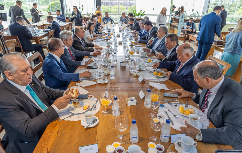 Parlamentares e demais convidados durante o café.