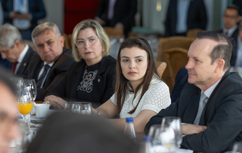 Deputada Marussa Boldrin (ao centro) e outros parlamentares convidados.