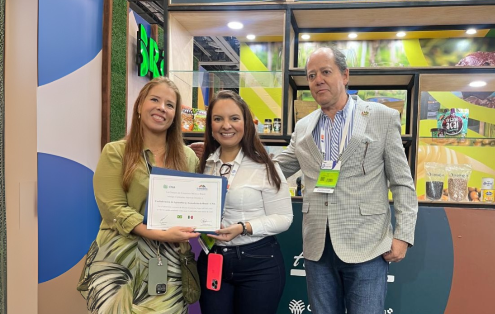 Entrega do Certificado da CAMEBRA para CNA
