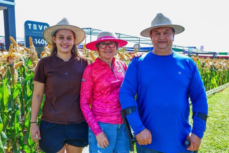 Evelim Letícia dos Santos, Fátima Mariano e Valmir Mariano: produtores de Santa Lúcia participaram de caravana do sindicato