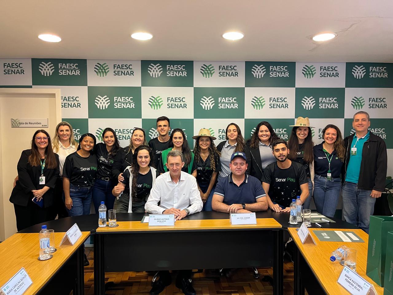 Grupo da CNA Jovem com representantes do Sistema Faesc/Senar. (Foto: Divulgação)