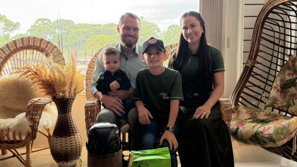 Edivam Orso e Alini Tonon com os filhos Benício e Benjamim, da Ervateira Turvo
