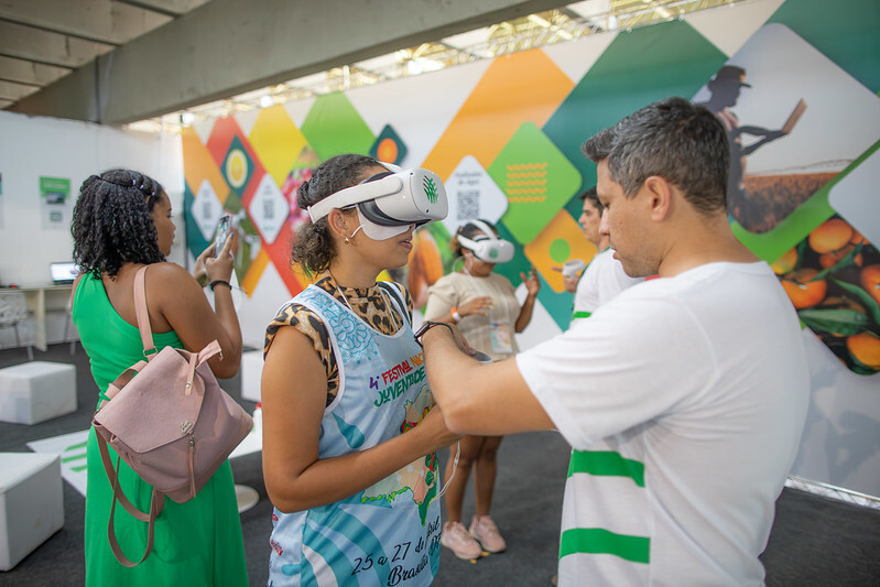 Visitantes conhecem portfólio do Senar em realidade virtual.