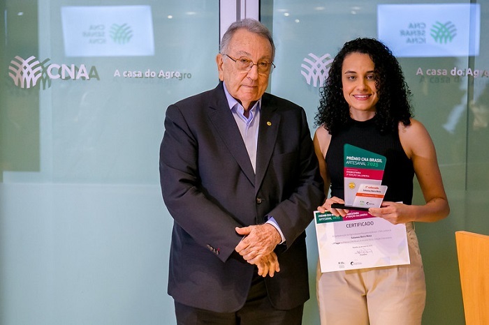 João, Martins, presidente da CNA, e a vencedora Mariana Ribeiro Teixeira