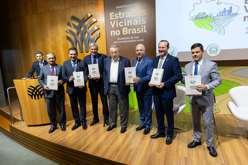 Presidente da CNA entrega estudo a parlamentares que participaram do evento.
