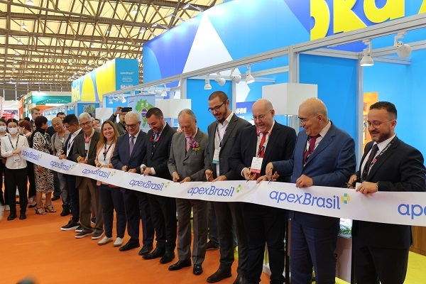 CNA e autoridades durante a abertura oficial do estande do Brasil na SIAL 2023