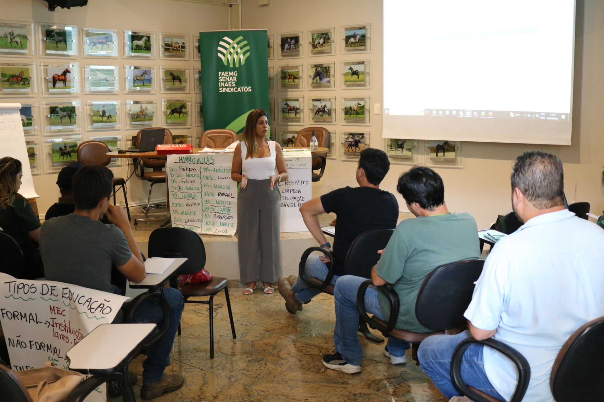 A gerente pedagógica do Sistema, Cristiane Trigueiro, conduziu a capacitação de novos instrutores