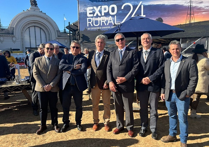 Da esquerda para a direita: assessor da Farsul, Roberto, Gedeão Pereira, presidente da SRA, Nicolas Pino, ministro do Uruguai, Fernando Costa, diretor jurídico da Farsul, Nestor Hein, e Felipe Spaniol