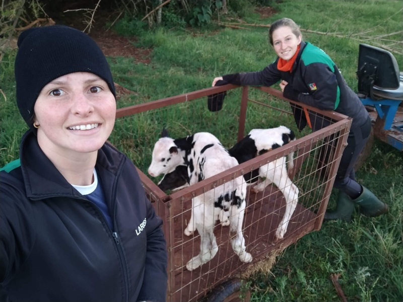 Larissa (de touca) com a irmã Daniele, que é veterinária.