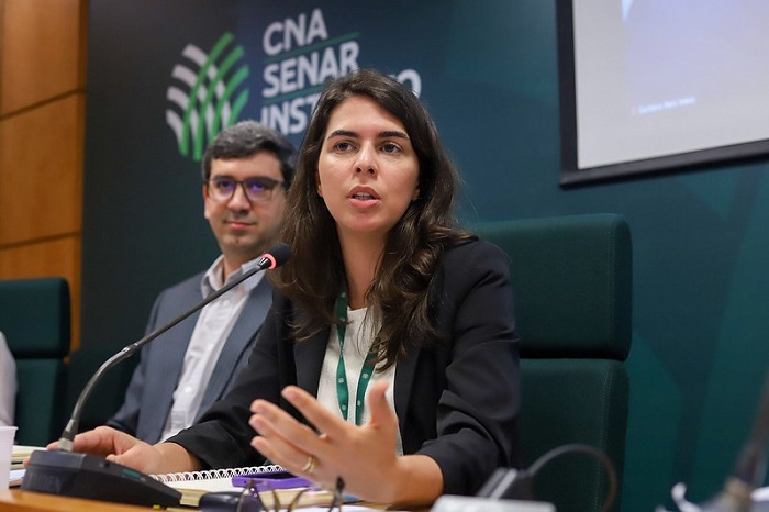 Letícia Fonseca e Alexandre Martins durante reunião com equipe do Agro.BR