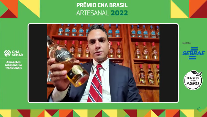 Eliezer Ferreira de Lacerda é produtor da Cachaça Princesa do Vale