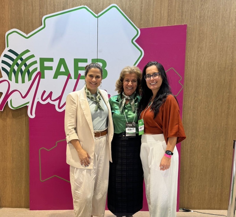 Jordana com Carminha Missio, vice-presidente da Federação da Bahia, e Liziana Rodrigues.