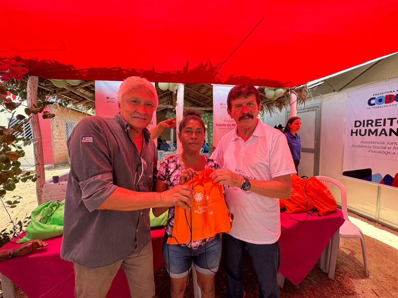 Entrega do kit de higiene feminino