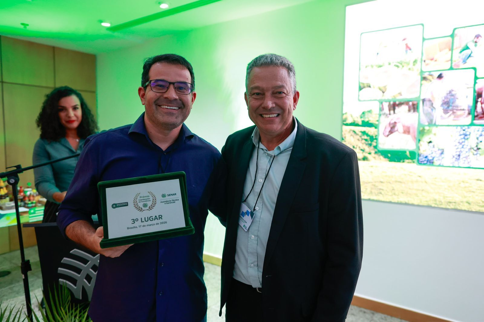 Epitácio Rocha, gerente de ATeG do Senar Maranhão, recebe o prêmio que colocou o estado entre as três melhores coordenações do Brasil das mãos do vice-presidente da Federação da Agricultura, Pecuária e Pesca do Rio de Janeiro (Faerj), Maurício Salles.