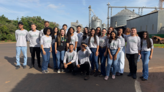 Alunos do Programa Jovem Aprendiz do Senar realizam visita técnica à Fazenda Progresso