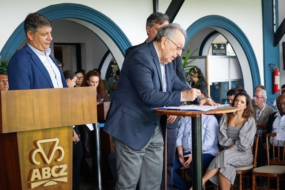 Presidente da CNA participa da abertura oficial da 90° ExpoZebu