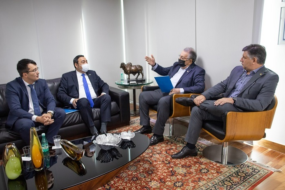 Presidente da CNA recebe visita do embaixador do Cazaquistão no Brasil